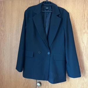 Svart kavaj - Jätte fint skick, nypris 1750kr. Säljer för 400 då jag har för många kavajer. 