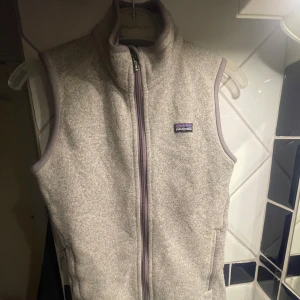 Grå fleeceväst från Patagonia - Säljer en stilren grå fleeceväst från Patagonia med dragkedja framtill. Storlek s. Inga defekter och använd fåtal gånger 