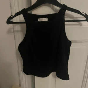 Svart ribbat linne - Snygg svart ribbat linne i storlek S! 🖤