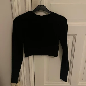 Svart croppad långärmad topp - Fin svart croppad topp med långa ärmar i storlek XS 🖤