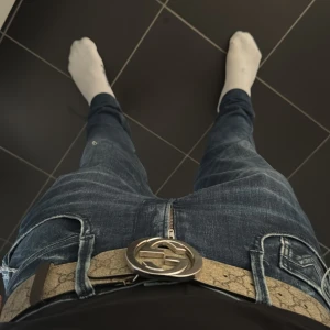 Gucci bälte - Säljer mitt gg bälte då de börjar bli för litet, jag är 178 och väger 65kg. Skulle säga att de passar nån som väger 60 och är 170-175