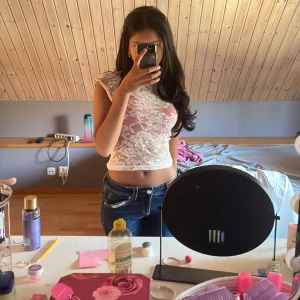 Vit spetsblus - Säljer en söt vit spetsblus med blommigt mönster. Den är kortärmad och croppad, perfekt för varma dagar. Passar bra till jeans eller kjol för en avslappnad look. Köpte för 300 kr men säljer för billigare ❤️