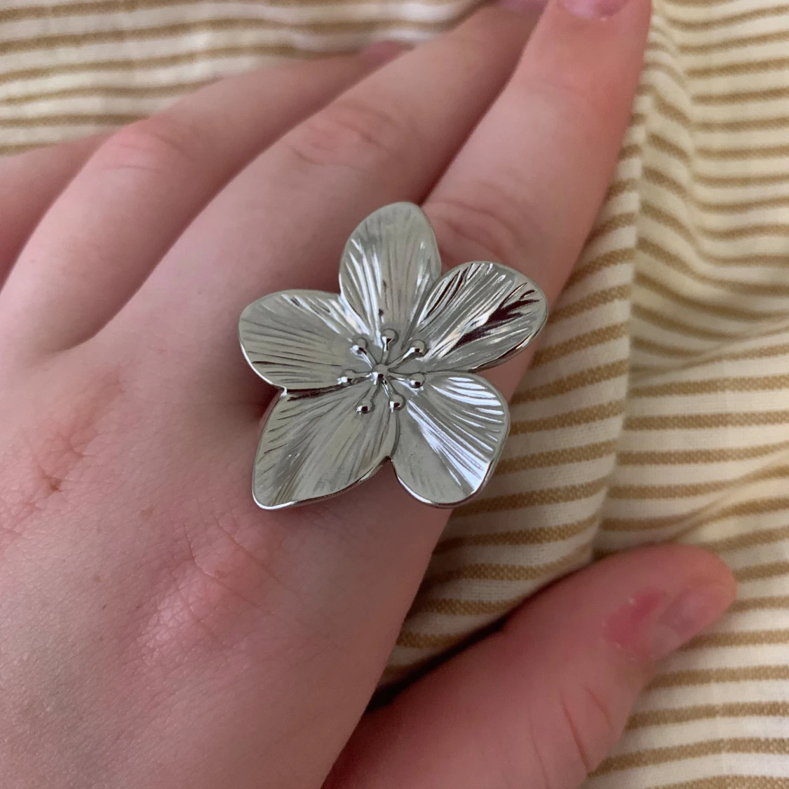 Silverfärgad blomring - 3