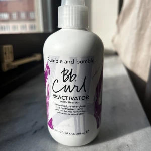 Bb Curl Reactivator från Bumble and bumble - Minst 70% kvar. Bb Curl Reactivator är en produkt från Bumble and bumble som återupplivar och återfuktar lockar. Den kommer i en vit flaska med lila detaljer och innehåller 250 ml. Perfekt för att ge nytt liv till trötta lockar.