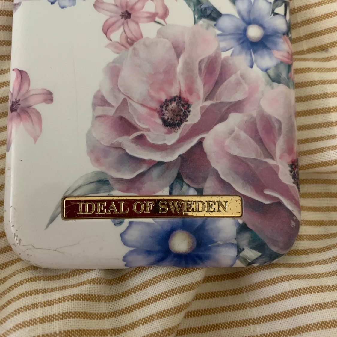 Blommigt mobilskal från Ideal of Sweden - 2