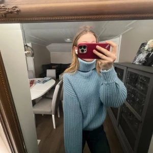 Blå stickad polotröja - Säljer en mysig blå stickad polotröja med långa ärmar. Helt oanvänd i storlek s