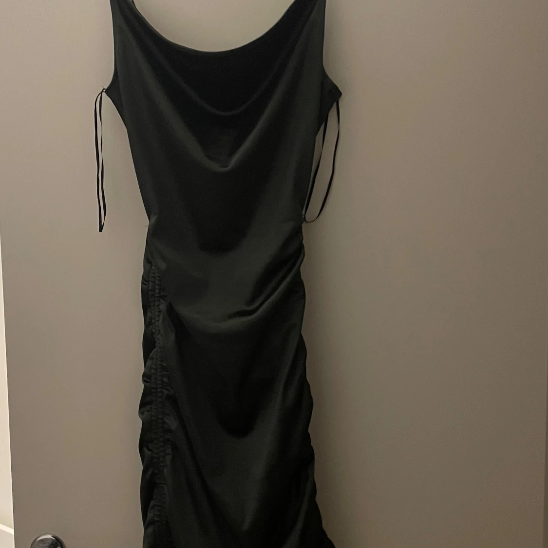 Grön kort klänning med snörning