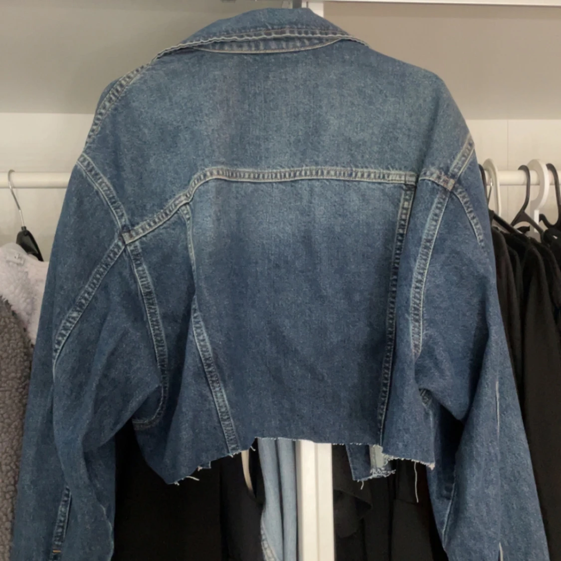 Blå croppad jeansjacka - 1