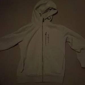 Grå hoodie med dragkedja - Säljer en stilren grå hoodie med dragkedja och huva. Den är helt ny säljer för den inte passar mig