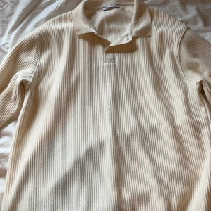 Zara Tröja - Säljer nu denna snygga tröja från Zara 🌟      Hör av er vid frågor eller funderingar 🤩