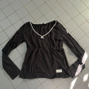 Svart långärmad blus från Odd Molly - Säljer en svart långärmad blus från Odd Molly med en söt rosett vid halsringningen. Den är använd men i ett väldigt fint skick, skriv gärna privat för frågor eller fler bilder ☺️