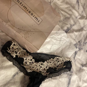 Svart spetsunderkläder från Intimissimi -  Har inte användts en enda gång Säljer ett par eleganta svarta underkläder från Intimissimi med vacker spetsdetalj i beige. Perfekt för att känna sig extra lyxig och bekväm. Kommer i originalförpackning.