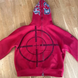 Named collective Hoodie  - Säljer en Named collective hoodie med ett stort måltavletryck och unika mönster på huvan. Hoodien har dragkedja framtill och långa ärmar. Perfekt för en avslappnad stil.    Kan gå ner i pris vid snabb affär.