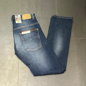 Nudie Jeans  - Nudie jeans - skick 10/10 med prislapp - storlek W31 L30 - passar mig som är 177cm lång - modell: Thin Finn - nypris ca 1599 mitt pris 599kr - pris kan diskuteras vid snabb affar! 