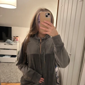 Grå hoodie med dragkedja - Grå velour tröja med dragkedja, varm och mysig i storlek s