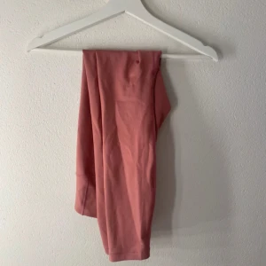 Rosa leggings - Snygga rosa leggings i mjukt material. Perfekta för en avslappnad stil eller träning. Ska flytta snart så vill gärna bli av med allt så fort som möjligt (pris kan diskuteras)💕