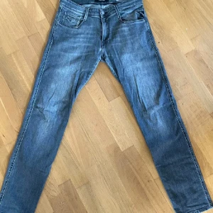 Replay Anbass Grå W32 L32 - Säljer ett par snygga replay anbass i W32 L32. Mycket bra skick, inga defekter alls. Priset är inte hugget i sten. Kontakta mig om du har några frågor eller vill ha fler bilder 😁