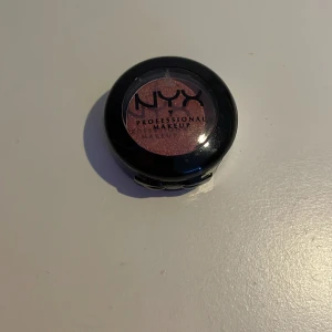 Ögonskugga från NYX Professional Makeup - Snygg ögonskugga i en djup rosa nyans från NYX Professional Makeup. Perfekt för att skapa en dramatisk look med sin intensiva färg. Kommer i en kompakt förpackning som är lätt att ta med sig.