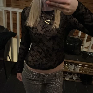 Svart spetsblus från Gina Tricot Storlek M - Säljer en svart spetsblus från Gina Tricot. Blusen har långa ärmar och ett blommigt mönster💞