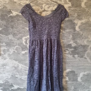 Blå spetsklänning från Ellos - Blå spetsklänning från Ellos. Klänningen har korta ärmar och ett vackert blommigt spetsmönster. Klänningen är i mycket bra skick. Jag hittar ingenting att anmärka på.