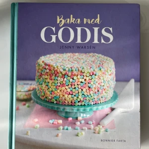 Baka med godis - Upptäck en färgglad och inspirerande bakbok av Jenny Warsén, fylld med kreativa recept där godis är huvudingredienser. Perfekt för den som vill ge sina bakverk en extra söt twist. Boken innehåller allt från pajer och tårtor till småkakor och desserter, med läckra bilder och enkla instruktioner.