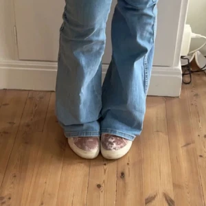 Rosa skor i sammet från Topshop - Säljer ett par rosa sneakers i sammet från Topshop. Skorna är perfekta inför våren!🩷 Säljer då de är förstora för mig. Bilderna är lånade☺️