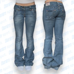 True Religion Boot cut EMMA  - storlek w27 • Mått: Längd: 102 cm Innerbenslängd: 83 cm midjebredd: 34 cm lårbredd: 23 cm Benöppning: 23 cm • Bra skick utan större defekter. Vid frågor, meddela här! 💙