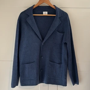 Blå kavaj från John Henric - Snygg blå kavaj från John Henric med en stilren design. Perfekt för en avslappnad men ändå uppklädd look. Storleken är M. Pris kan diskuteras! Vid funderingar är det bara höra av sig! 