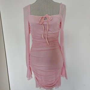 Rosa tight klänning  - Helt ny. Storlek XS. 