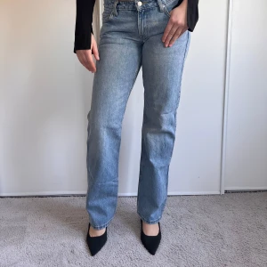 Blå jeans från Weekday - Snygga blå jeans från Weekday med en klassisk straight fit. De har en medelhög midja och är tillverkade i slitstarkt denim. 