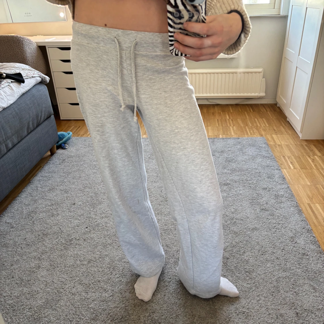 Grå mjukisbyxor med leopardstjärnor - 2