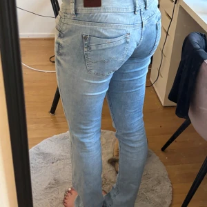 Lågmidjade jeans - Använda fåtal gånger (jag är 171cm) 