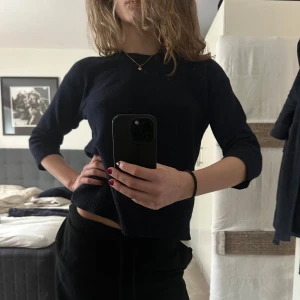 Mörkblå tröja - Säljer denna mörkblå trekvarts ärmade tröjan som inte kommer till användning längre. Storlek L men passar bra på mig som vanligtvis har S💛