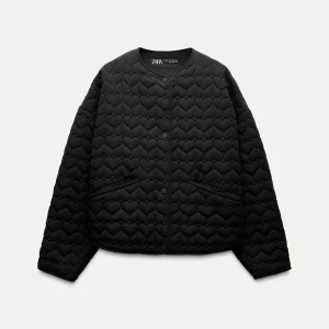 Svart jacka från Zara - Jätte fin jacka från Zara. Använd sparsamt, men inget som syns💞nypris 669💞skriv för egna bilder eller om ni har frågor