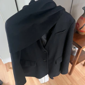 Svart kavaj från Zara - zara jacka med scarf😊 nypris 900