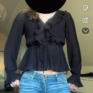 Veromoda blus  - Superfin blus med volangärmar från veromoda. Sitter super fint❤️