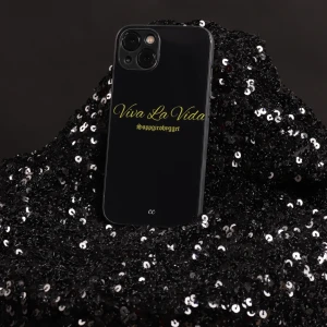 Svart mobilskal med text - Elegant svart mobilskal med texten 'Viva La Vida' i guld. Skalet har en stilren design och passar perfekt för att ge din telefon ett personligt uttryck. Perfekt för dig som vill ha något unikt och stilrent.