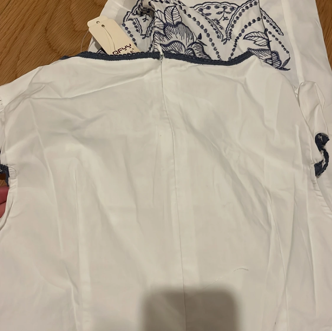 Vit klänning med blå broderier från Orfly XS - 4