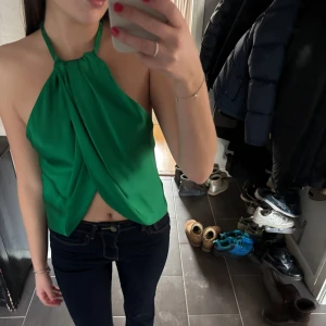 Fest topp - Snygg grön halterneck topp med omlott-design. Den är endast använd en gång