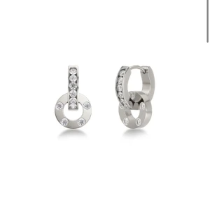 Silverörhängen med glittriga stenar - Snygga silverörhängen ifrån Edblad, använd fåtal gånger. Kommer i en presentask.