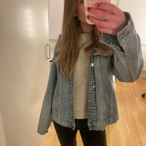 Blå jeansjacka  - Jätte fin jeans jacka💕 säljer pågrund av att den inte kommer till användning.
