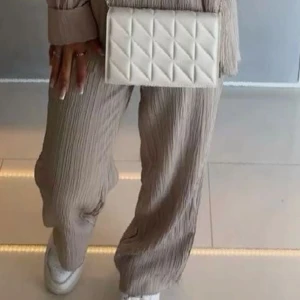 Beiga byxor från zara - Beige byxa i S passar även M