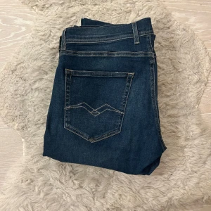 Replay Jeans - Säljer nu ett par Replay Jeans i Modell Grover🏄‍♂️Skick 8/10 pris ej hugget i sten vid snabb affär🤩