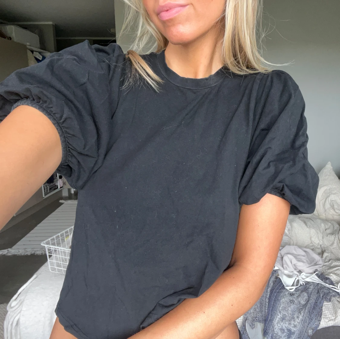 Svart t-shirt med puffärm - 1