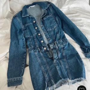 Kort jeansklänning med knappar - Jeansklänning från Zara storlek s. Köpt här på Plick och lånade bilder!!💕