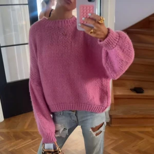 Meet me there stickad tröja - Bara använd en gång så jättebra skick! Perfekt för dig som letar efter en mysig stickad tröja till hösten/vintern💗