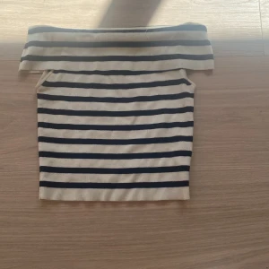 Randig offshoulder topp från H&M - Säljer en snygg offshoulder topp från H&M i storlek XS. 