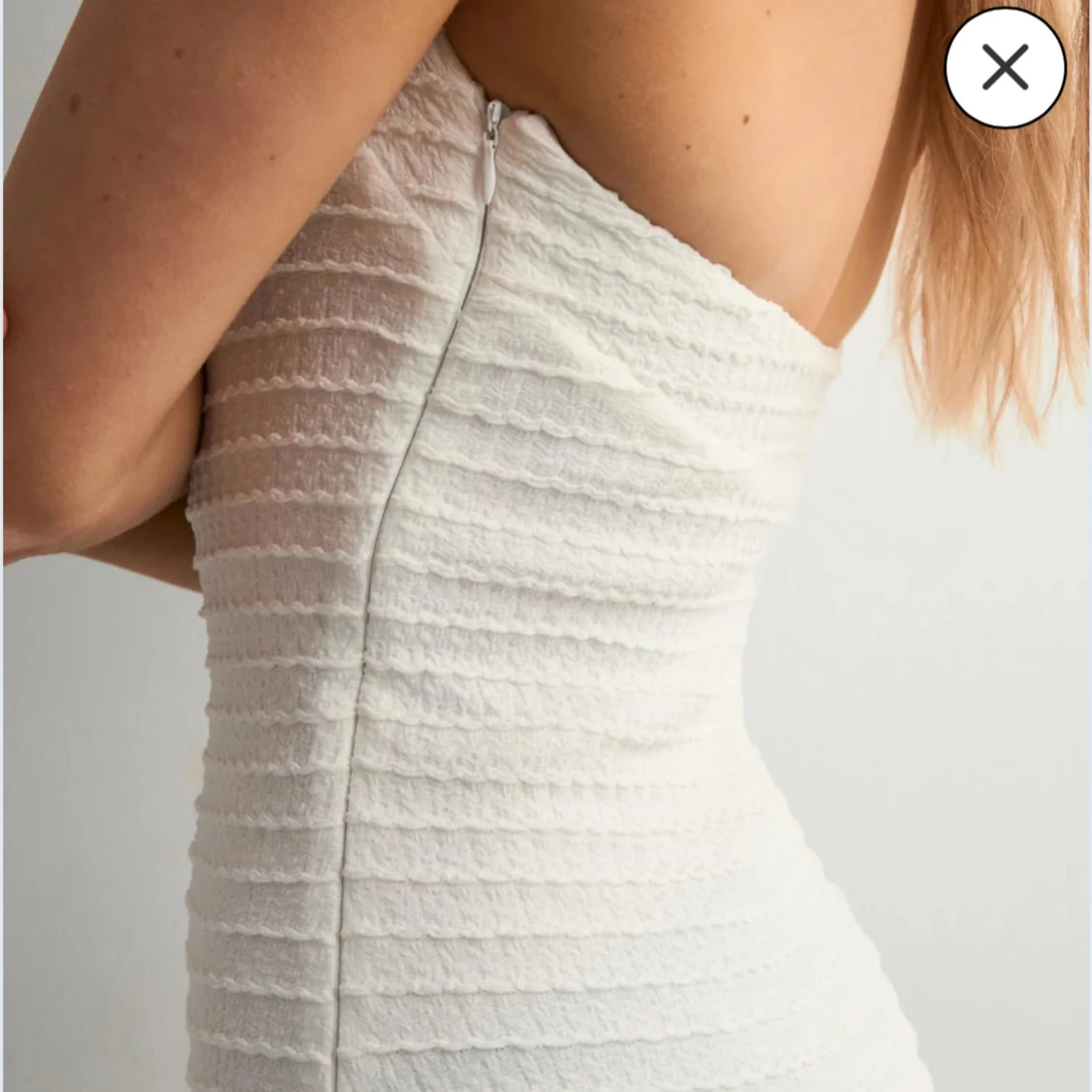 Vit långklänning med öppen rygg - 2