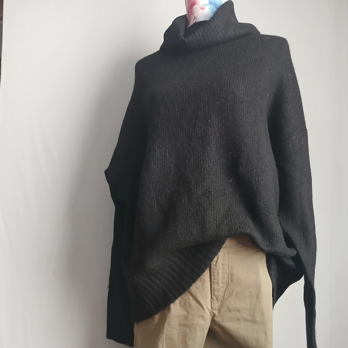 Oversize svart polotröja – mysig & stilren! 🖤