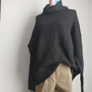 Oversize svart polotröja – mysig & stilren! 🖤 - Storlek: L (passar även M för en extra oversized look) Märke: 157® Färg: Svart  Supermjuk och varm stickad polotröja i oversize-modell med långa ärmar och avslappnad passform. Perfekt att mysa i hemma eller styla med jeans/kostymbyxor för en cool vardagslook. Tjock, ribbstickad kvalitet och stor polo som både värmer och ger en snygg siluett.  ✅ Trendig oversized fit ✅ Passar höst/vinter perfekt ✅ Klassisk svart – lätt att matcha 